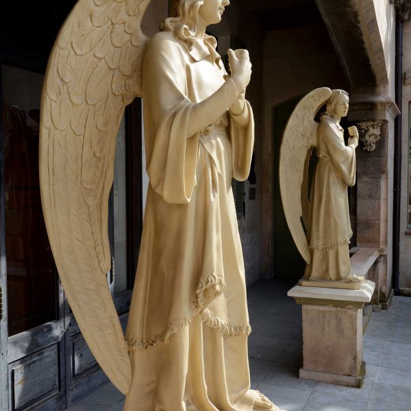 Olot.- Museu dels Sants. Dos àngels donen la benvinguda al visitant sota el proxo de l'entrada (1/2017)