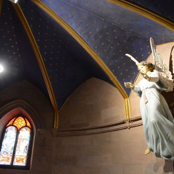 Olot.- Museu dels Sants. Capella de la Casa de Marian Vayreda dins el conjunt de la fàbrica "El Arte Cristiano" i vivenda particular (1/2017)