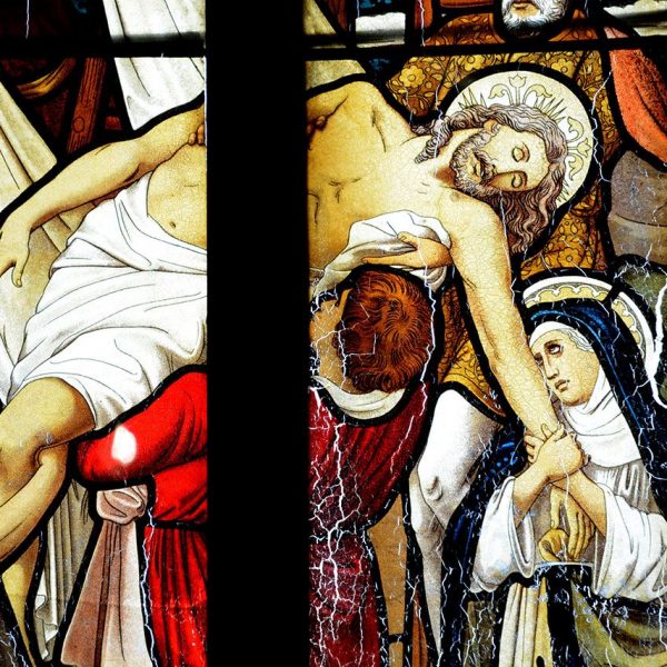 Olot.- Museu dels Sants. Detall de la finestra vidriada de la capella de la Casa de Marian Vayreda (1/2017)