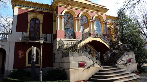 Olot.- Museu dels Volcans (Torre Castanys), d'estil modenista, S. XIX. Mostra els fenòmens sísmics i vulcanològics de la comarca (3/2017)