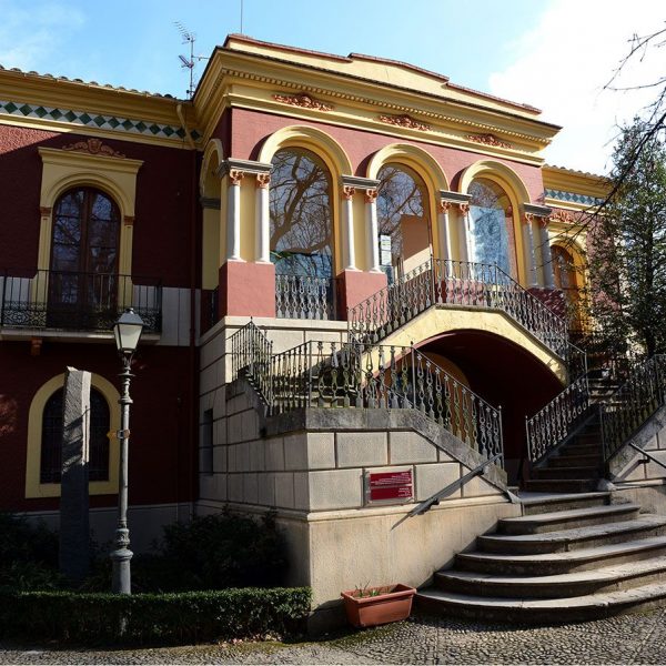 Olot.- Museu dels Volcans (Torre Castanys), d'estil modenista, S. XIX. Mostra els fenòmens sísmics i vulcanològics de la comarca (3/2017)