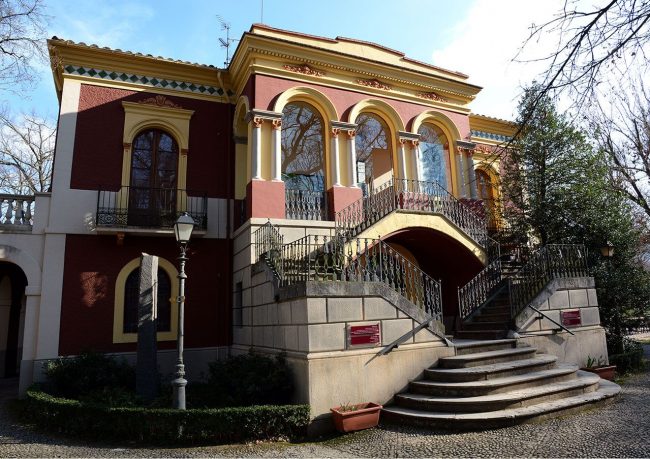 Olot.- Museu dels Volcans (Torre Castanys), d'estil modenista, S. XIX. Mostra els fenòmens sísmics i vulcanològics de la comarca (3/2017)