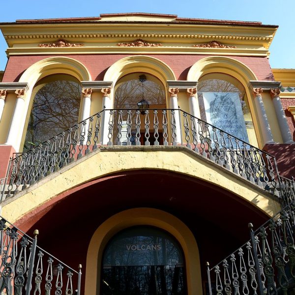 Olot.- Museu dels Volcans (Torre Castanys), d'estil modenista, S. XIX. Mostra els fenòmens sísmics i vulcanològics de la comarca (3/2017)