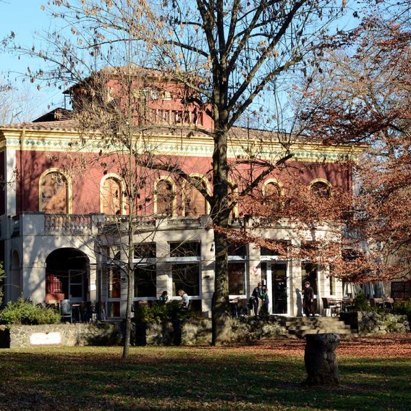 Olot.- Museu dels Volcans (Torre Castanys), d'estil modenista, S. XIX. Vista posterior des de la zona enjardinada (12/2016)