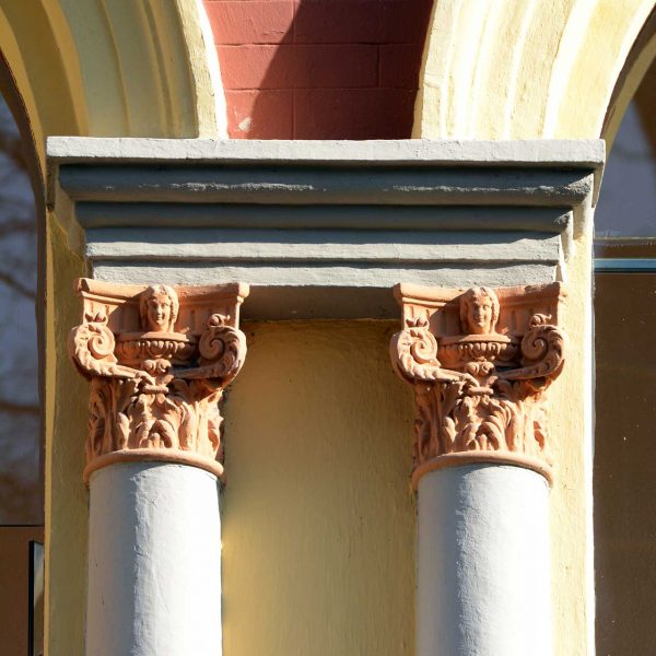 Olot.- Museu dels Volcans (Torre Castanys), d'estil modenista, S. XIX. Columnes amb capitells de les arcades de la façana principal (3/2017)