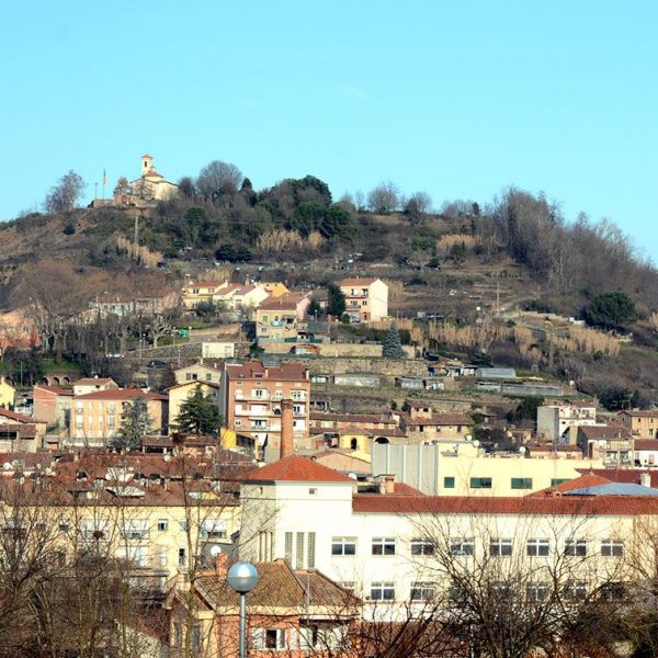 Olot.- Volcà Montsacopa, es l'ùltim creat a Olot i el seu cràter es rodó. En el S. XVII es va construïr l'ermita de Sant Francesc (1/2017)