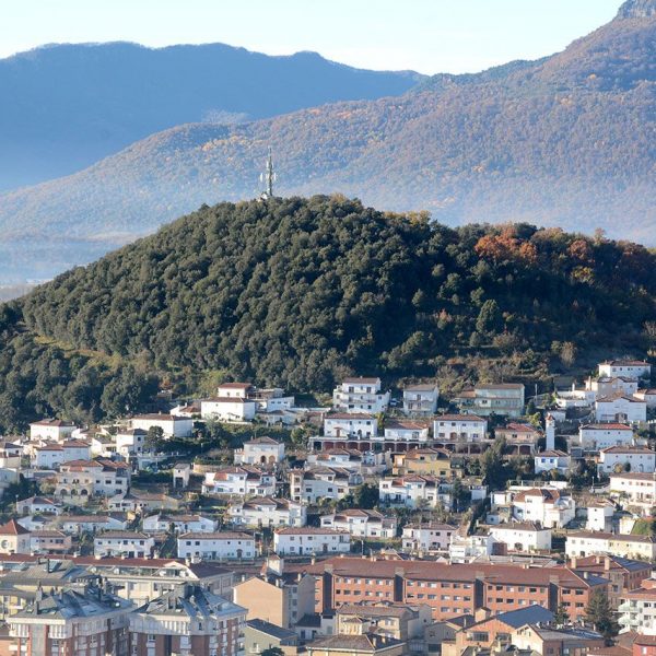 Olot.- Volcà Montolivet. Va tenir dues etapes eruptives. A la segona li va quedar el cràter en forma de ferradura (12/2016)