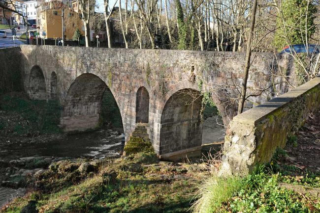 Olot.- Pont de Sant Roc del S. XIX sobre el riu Fluvià al parc d'aquest nom. Està format per tres arcades amb la central de més volada (2/2017)