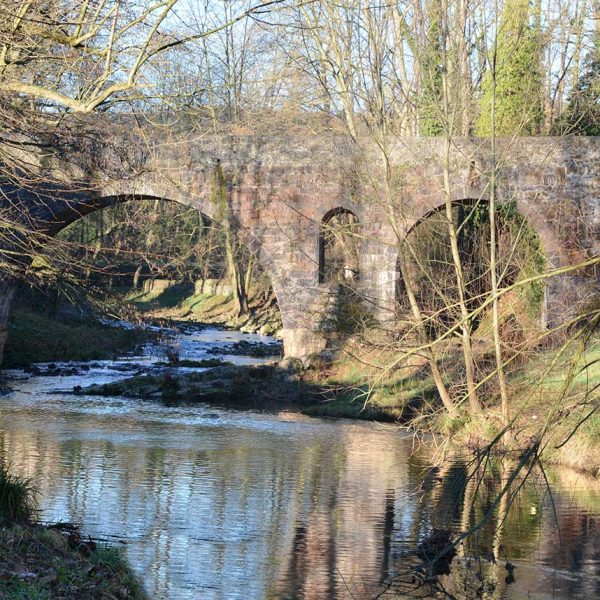 Olot.- Pont de Sant Roc del S. XIX sobre el riu Fluvià al parc d'aquest nom. Està format per tres arcades amb la central de més volada (2/2017)
