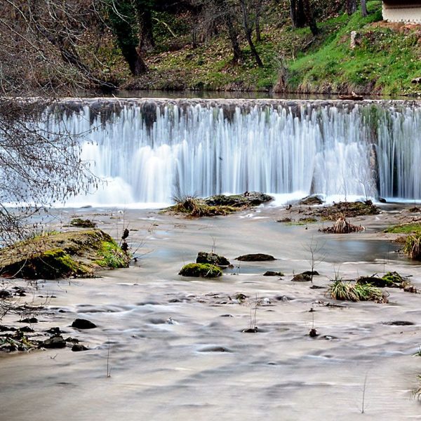 Olot.- Petita represa en el riu Fluvià prop el Pont de Sant Roc (2/2017)