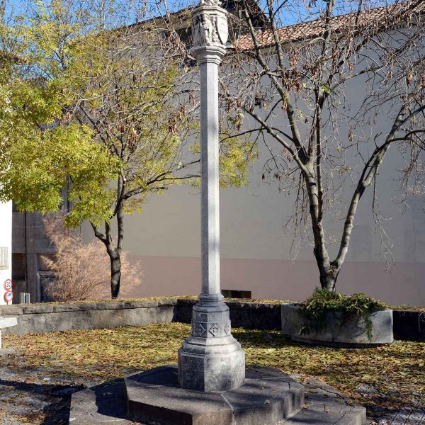 Olot.- Creu de terme de la Plaça Palau. Es tracta d’una reconstrucció feta de resina i pols de marbre d'uns fragments guardats a l'església de Sant Esteve (12/2016)