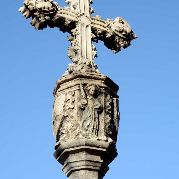 Olot.- Creu de terme de la Plaça Palau. Revers de la creu on hi ha representats els quatre evangelistes i a la magolla Santa Caterina i Sant Bernat (12/2016)