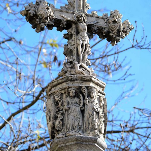 Olot.- Creu de terme de la Plaça Palau. Anvers de la creu en que hi trobem el Sant Crist i als extrems l’amor diví, la resurrecció de Crist, la Verge i Sant Joan (12/2016)