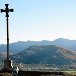 Olot.- Creu de ferro amb un lleuger relleu prop de la capella de Sant Francesc aixecada al cim del volcà Montsacopa 2/2016)