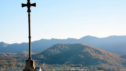 Olot.- Creu de ferro amb un lleuger relleu prop de la capella de Sant Francesc aixecada al cim del volcà Montsacopa 2/2016)