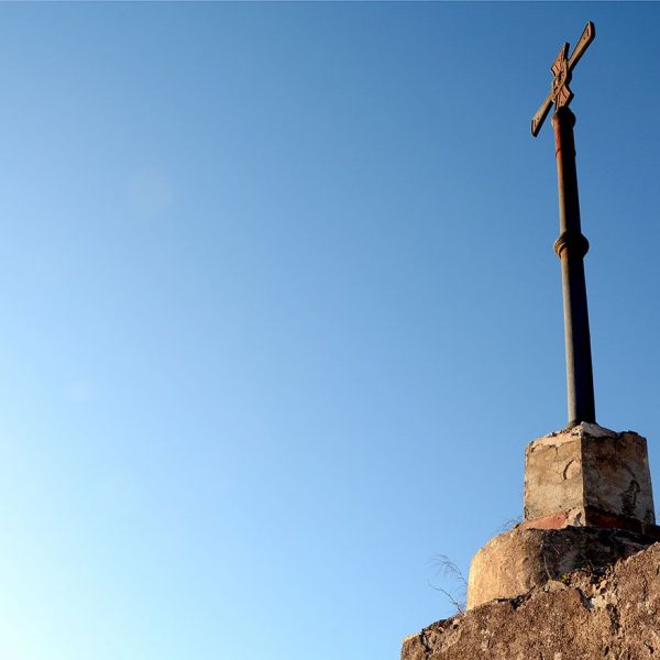 Olot.- Creu de ferro amb un lleuger relleu prop de la capella de Sant Francesc aixecada al cim del volcà Montsacopa 2/2016)