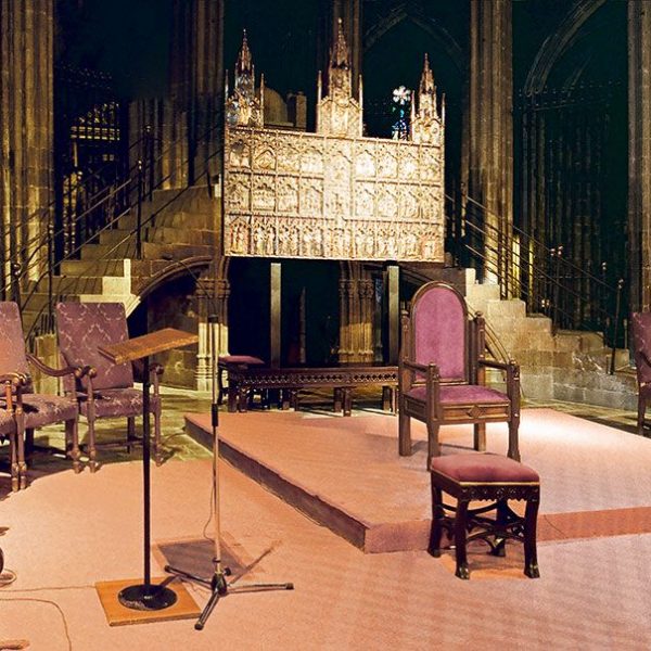 Girona.- Catedral de Santa Maria. Aspecte del presbiteri l’any 2002 centrat pel retaule gòtic d’argent repussat de tres cossos (11/2002)