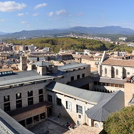 Girona.- Vista panoràmica i en primer terme el Convent de Sant Domènec (Facultat de Lletres de Girona) (11/2013)