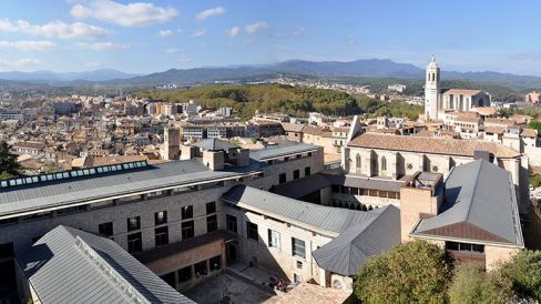 Girona.- Vista panoràmica i en primer terme el Convent de Sant Domènec (Facultat de Lletres de Girona) (11/2013)
