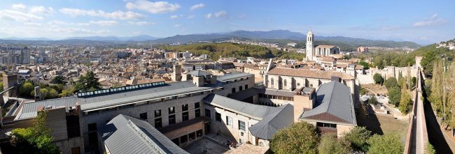 Girona.- Vista panoràmica i en primer terme el Convent de Sant Domènec (Facultat de Lletres de Girona) (11/2013)