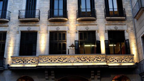 Girona.- Ajuntament, d'estil eclecticisme. A la façana obren tres portes al vestíbul amb la central d'arc rebaixat (11/2013)