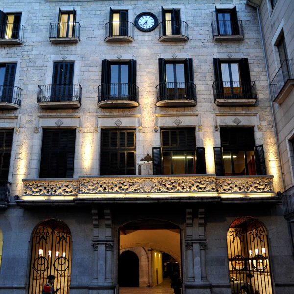 Girona.- Ajuntament, d'estil eclecticisme. A la façana obren tres portes al vestíbul amb la central d'arc rebaixat (11/2013)