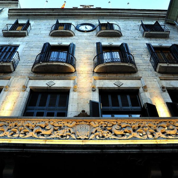 Girona.- Ajuntament, d'estil eclecticisme. El primer pis disposa de quatre sortides amb un únic balcó de pedra. (11/2013)