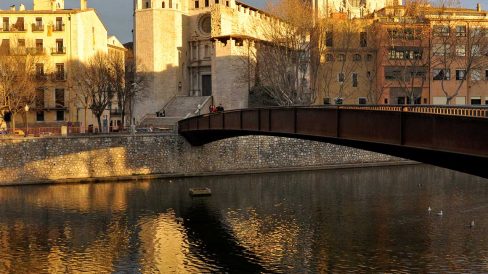 Girona.- Catedral de Santa Maria, juntament amb l’Església de Sant Feliu, obres cabdals del gòtic gironí reflectits en el riu Onyar (1/2014)