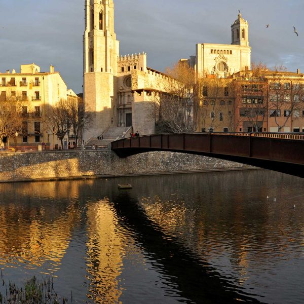 Girona.- Catedral de Santa Maria, juntament amb l’Església de Sant Feliu, obres cabdals del gòtic gironí reflectits en el riu Onyar (1/2014)