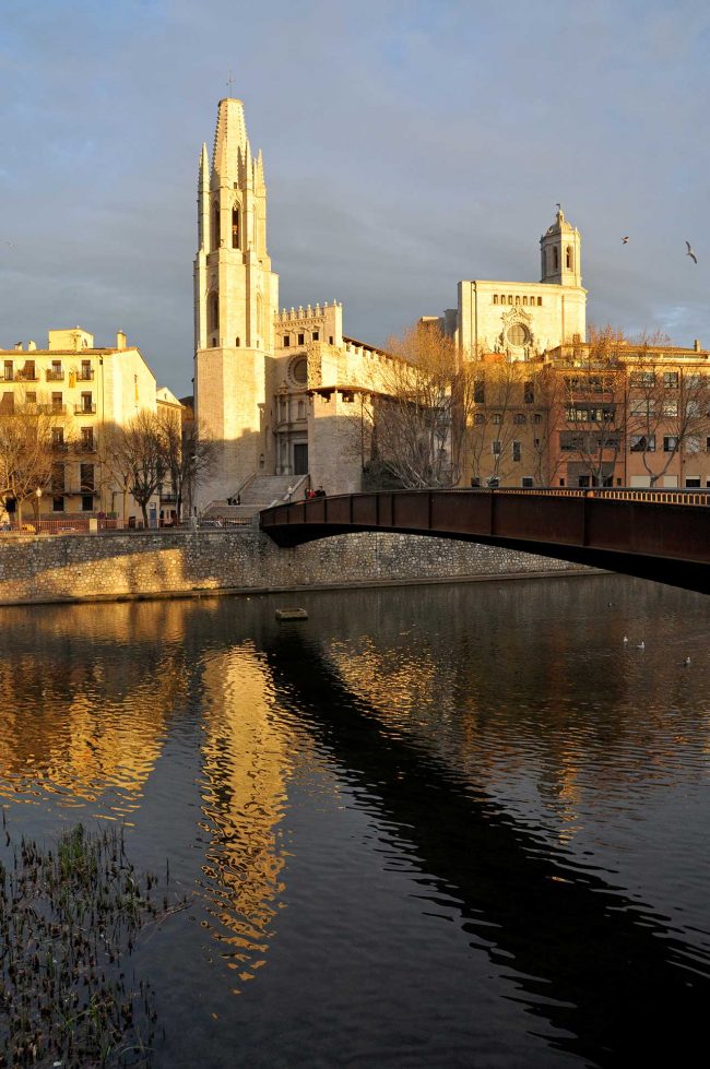 Girona.- Catedral de Santa Maria, juntament amb l’Església de Sant Feliu, obres cabdals del gòtic gironí reflectits en el riu Onyar (1/2014)