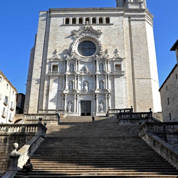 Girona.- Catedral de Santa Maria, d’estil romànic i gòtic tardà S. XI a XV. La portalada precedida per una gran escalinata es va iniciar l’any 1519 (11/2013)
