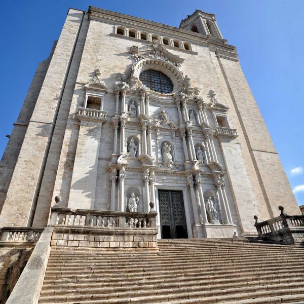 Girona.-Catedral de Sta. Maria, d’estil romànic i gòtic tardà S. XI a XV. A la façana figuren les escultures de S. Pere, S. Pau, la Verge i els apòstols (11/2013)