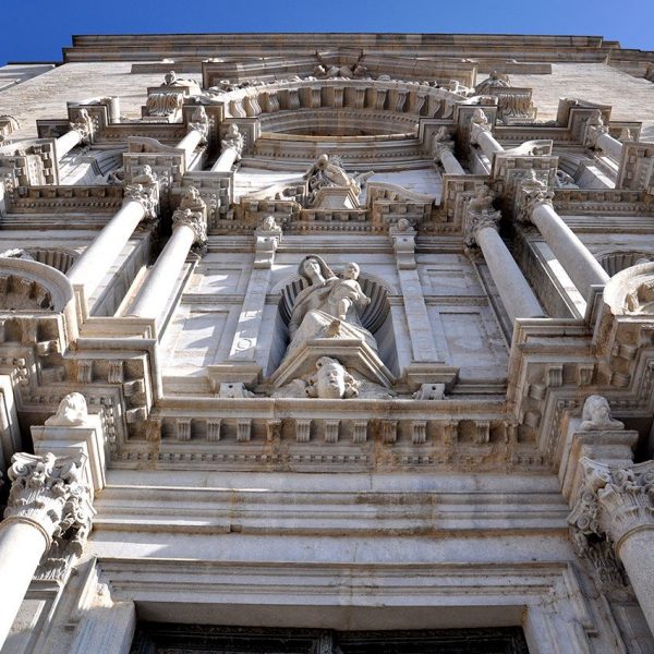 Girona.-Catedral de Sta. Maria, d’estil romànic i gòtic tardà S. XI a XV. A la façana figuren les escultures de S. Pere, S. Pau, la Verge i els apòstols (11/2013)