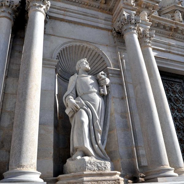 Girona.-Catedral de Sta. Maria, d’estil romànic i gòtic tardà S. XI a XV. Figura de Sant Pere situada a l’esquerra de la porta (11/2013)