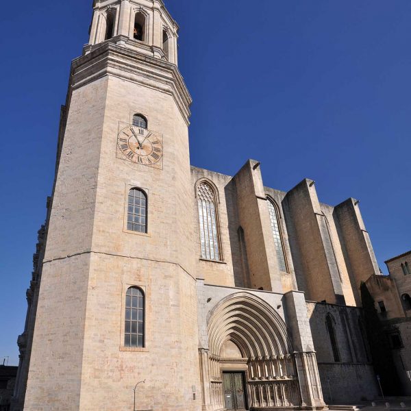 Girona.-Catedral de Sta. Maria, d’estil romànic i gòtic tardà S. XI a XV. Campanar d’estil renaixentista del S. XVI en substitució d’un altre del S. XIV (11/2013)