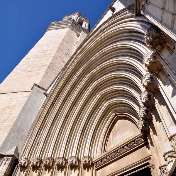 Girona.-Catedral de Sta. Maria, d’estil romànic i gòtic tardà S. XI a XV. Vista de la porta dels Apòstols deu dels quals es van perdre per la guerra (11/2013)