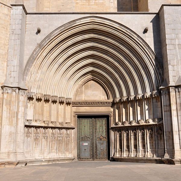 Girona.-Catedral de Sta. Maria, d’estil romànic i gòtic tardà S. XI a XV. Vista de la porta dels Apòstols deu dels quals es van perdre per la guerra (11/2013)