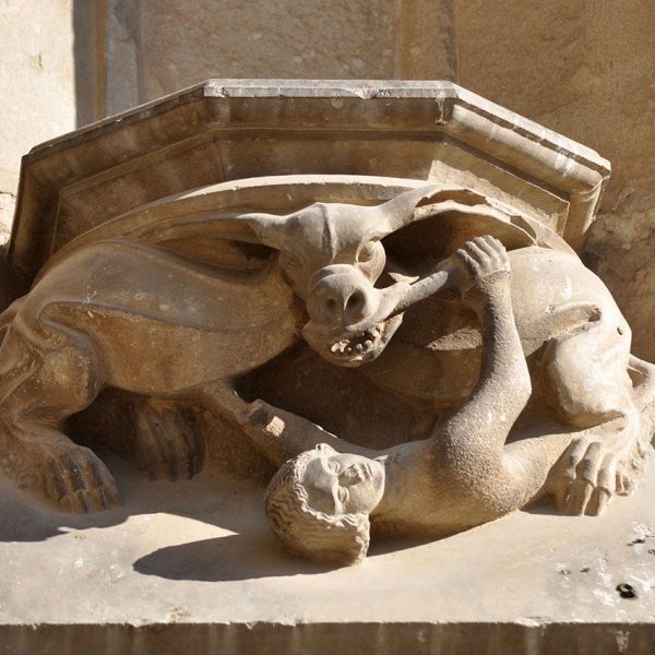 Girona.-Catedral de Sta. Maria, d’estil romànic i gòtic tardà S. XI a XV. Vista de la ornamentació d’un dels peus de la fornícula dels apòstols (11/2013)