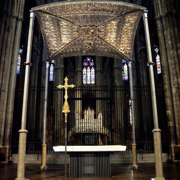 Girona.-Catedral de Santa Maria. Baldaquí d’argent de quatre columnes representant la coronació de la Verge acompanyat d’àngels apòstols i profetes (11/2013)