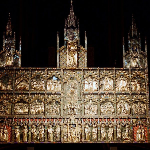 Girona.- Catedral de Santa Maria. Retaule gòtic d’argent repussat de tres cossos amb aplicacions d’esmalts i gemmes (11/2002)
