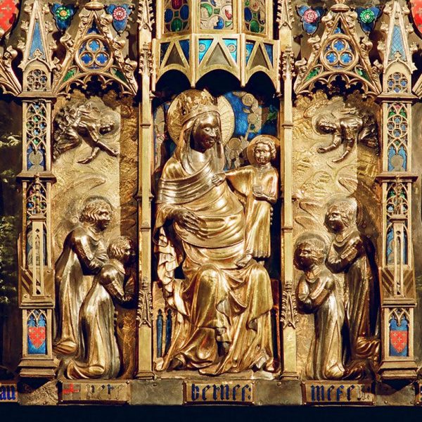 Girona.- Catedral de Santa Maria. Retaule gòtic d’argent repussat de tres cossos amb varies escenes que van de l’Anunciació fins la Resurrecció (11/2002)