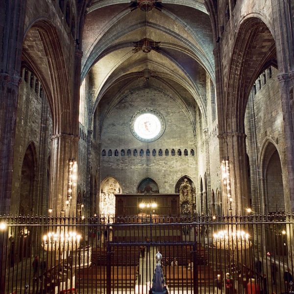 Girona.- Catedral de Santa Maria. Vista del fons de la nau (11/2002)