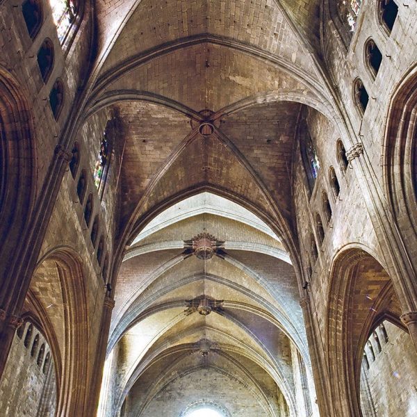 Girona.- Catedral de Santa Maria. Coberta de la nau amb voltes de creueria on s’aprecia en primer terme la construcció originària de tres naus (11/2002)
