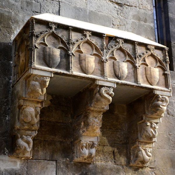Girona.- Catedral de Santa Maria. Sarcòfag gòtic de la comtessa Ermessenda. L’escultura de la coberta i el sarcòfag original s’exposen en un altre espai (11/2002)