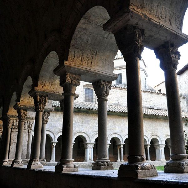 Girona.- Catedral de Santa Maria.- Claustre romànic del S. XII de planta trapezoïdal motivat per l’adaptació de l’espai al traçat de la muralla (11/2013)