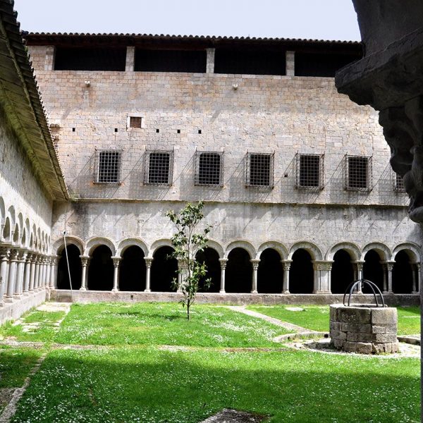 Girona.- Catedral de Santa Maria.- Claustre romànic del S. XII de planta trapezoïdal motivat per l’adaptació de l’espai al traçat de la muralla (5/2014)