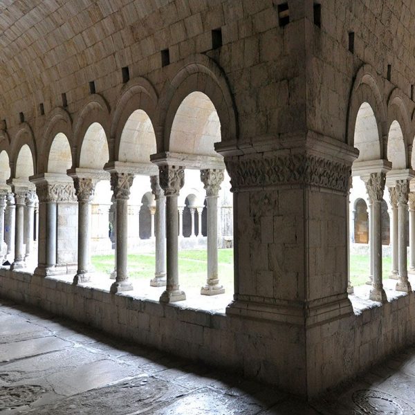 Girona.- Catedral de Santa Maria.- Claustre romànic del S. XII. Consta de quatre galeries amb 122 capitells esculpits de gran rellevància (11/2013)