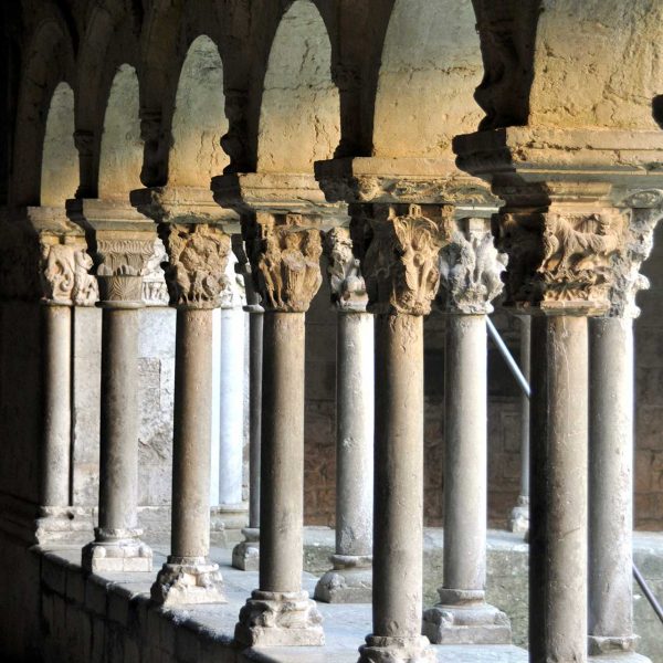 Girona.- Catedral de Santa Maria.- Claustre romànic del S. XII. Consta de quatre galeries amb 122 capitells esculpits de gran rellevància (11/2013)
