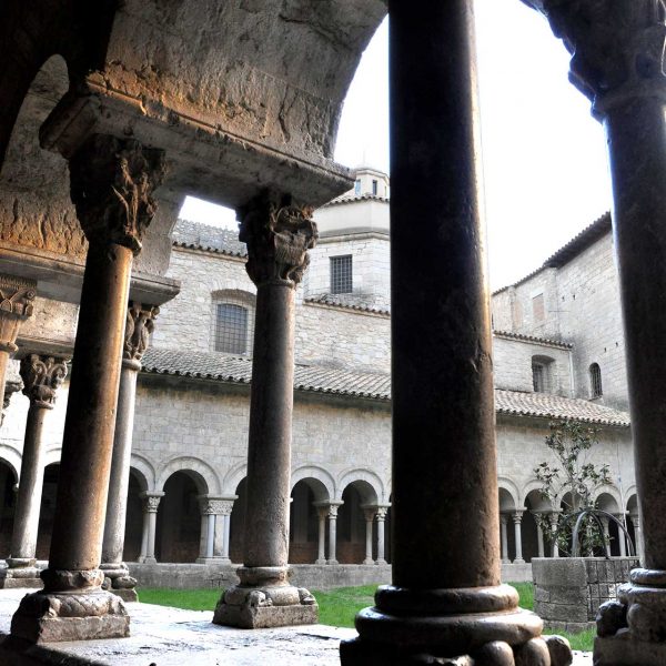 Girona.- Catedral de Santa Maria.- Claustre romànic del S. XII. Consta de quatre galeries amb 122 capitells esculpits de gran rellevància (11/2013)