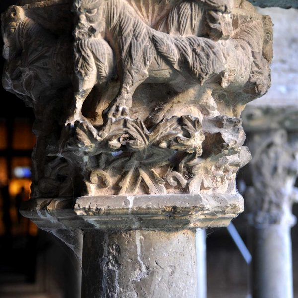 Girona.- Catedral de Santa Maria.- Detalls dels capitells del claustre esculpits amb temes de l’Antic i Nou Testament o amb figures humanes o d’animals (11/2013)